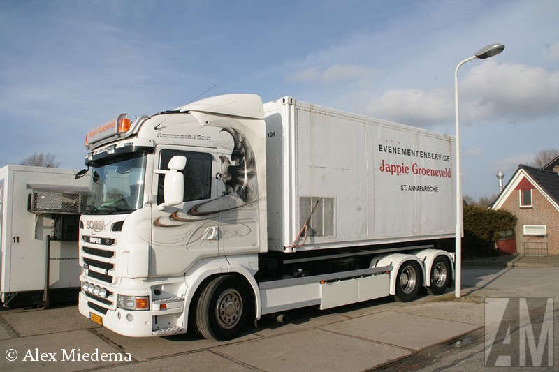 ScaniaJappie Groeneveld heeft regelmatig prachtige tweedehands Scania’s. Met kerst 2014 heeft men een Scania R560 in gebruik genomen. Deze valt in de Euro 5 klasse, zodat hij de binnenstad van Amsterdam in kan, wat zijn voorganger helaas niet meer mocht. De truck met V8-motor wordt gebruikt om de koelcontainers die het bedrijf aan horeca en feesten verhuurt te verplaatsen. R560
