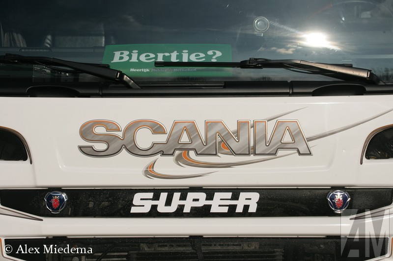 Scania Jappie Groeneveld heeft regelmatig prachtige tweedehands Scania’s. Met kerst 2014 heeft men een Scania R560 in gebruik genomen. Deze valt in de Euro 5 klasse, zodat hij de binnenstad van Amsterdam in kan, wat zijn voorganger helaas niet meer mocht. De truck met V8-motor wordt gebruikt om de koelcontainers die het bedrijf aan horeca en feesten verhuurt te verplaatsen. R560